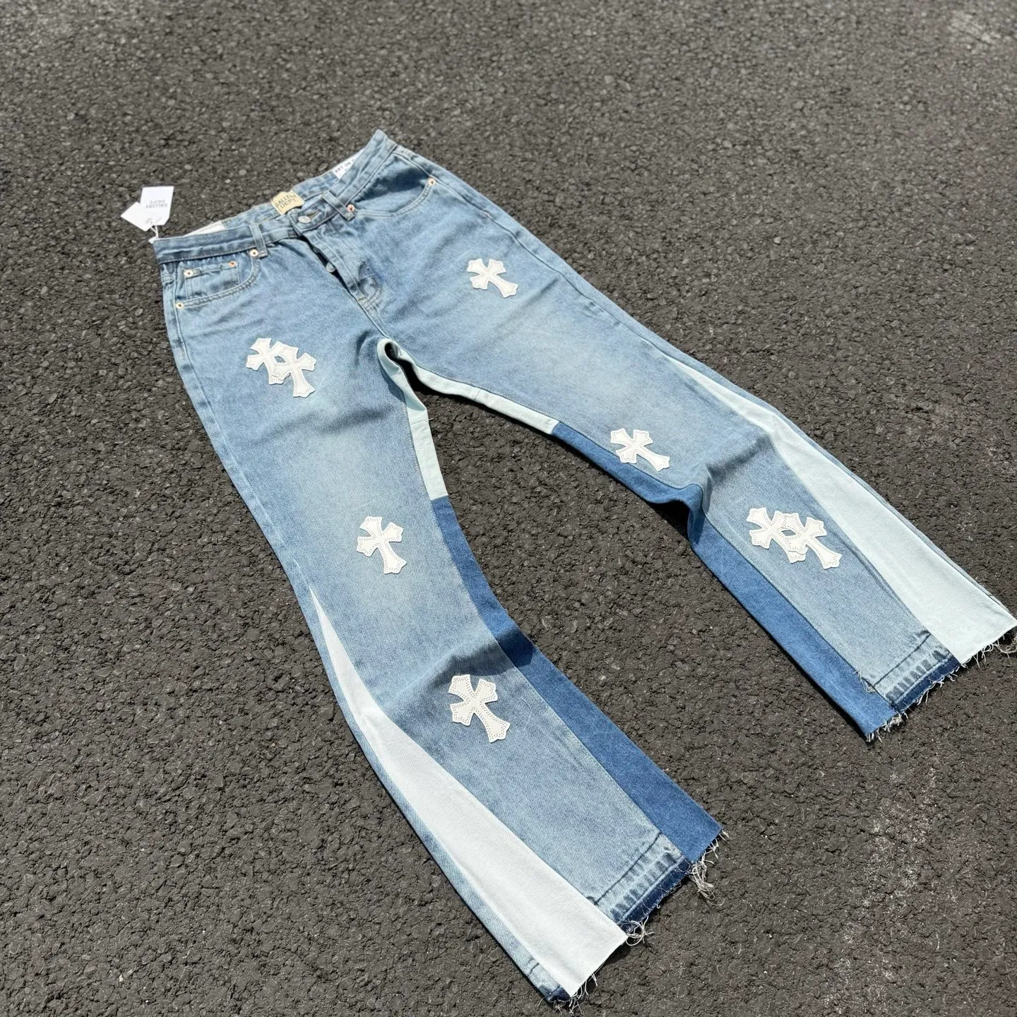 #8116 P260💰 Independent GALLERY DEPT. Vintage spliced cross loose washed flared jeans - truly restore the ultimate texture of Vintage - original hardware accessories, washed and other elevators, QR code analysis are all purchased from the original factory, high degree of restoration, welcome to compare with certain products ~ - three-dimensional version, loose and comfortable, not picky about the figure, taller and slimmer, factory Seiko, original quality control, same style for men and women, can be matched with couples, versatile recommendation, must-have jeans for all seasons -Size: 28 30 32 34 36